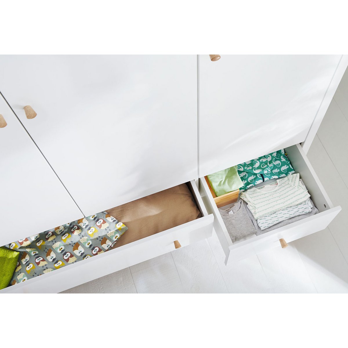 Kinderzimmer 'Pan' breit groß 3-teilig: Kinderbett, breite Wickelkommode, großer Kleiderschrank