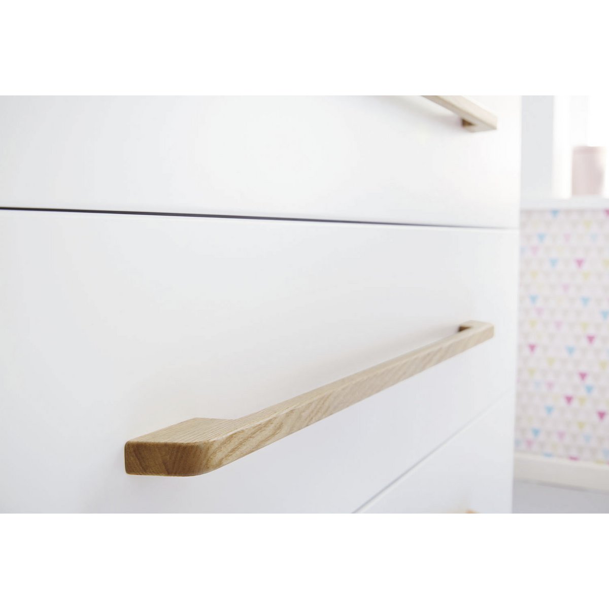 Nursery 'Riva' wide large, incl. wall shelf
4 parts: cot bed, wide changing unit, large wardrobe, wall shelf