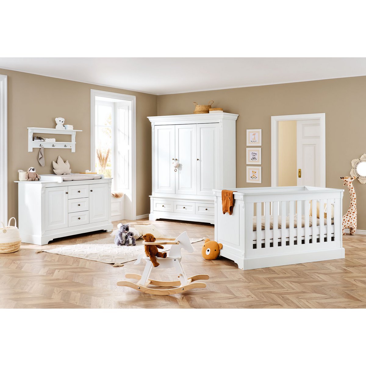 Kinderzimmer 'Emilia' extra breit groß, inkl. Wandregal 4-teilig: Kinderbett, extra breite Wickelkommode, großer Kleiderschrank, Wandregal