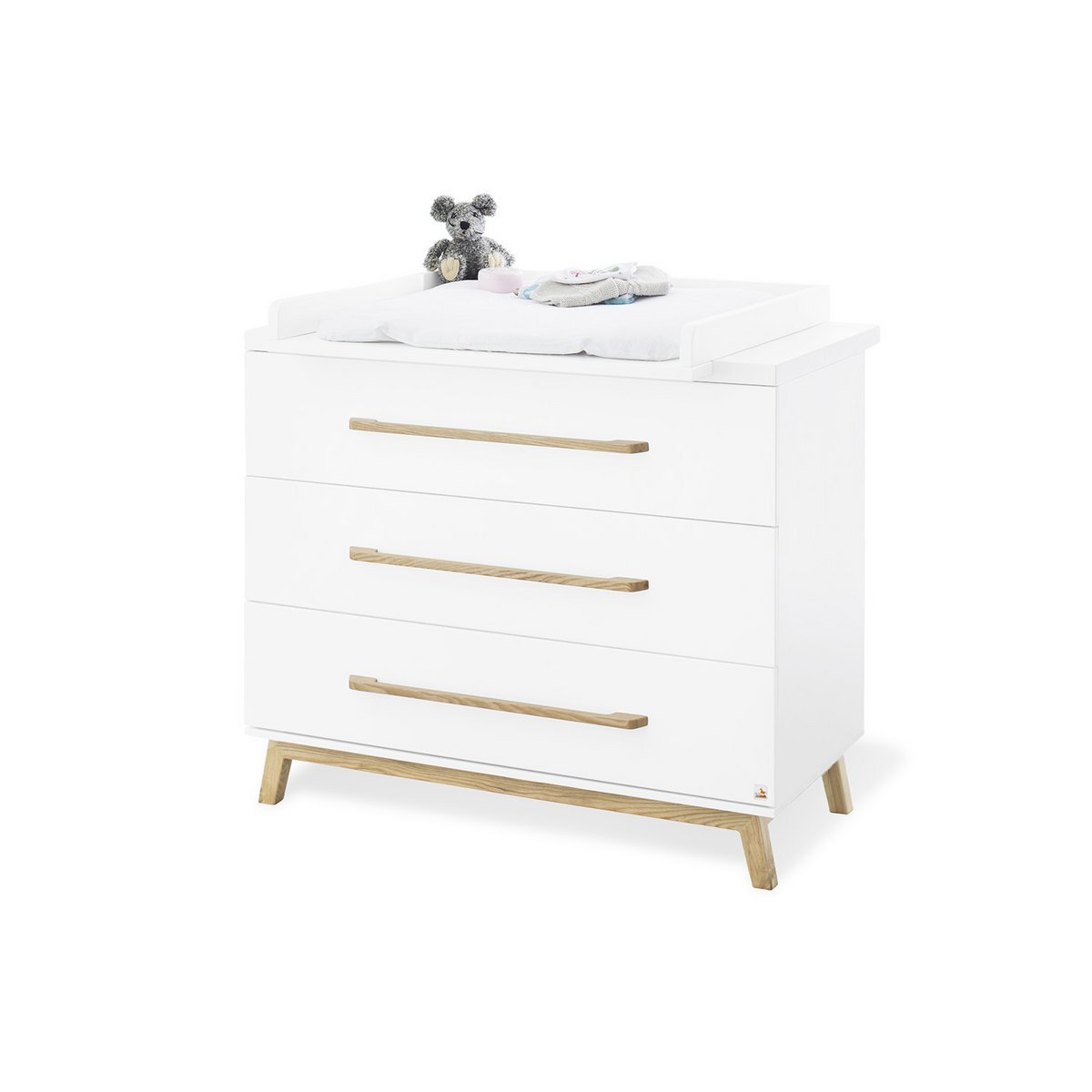 Nursery 'Hilda & Riva' wide large, white, incl. wall shelf
4 parts: house bed, wide changing unit, large wardrobe, wall shelf