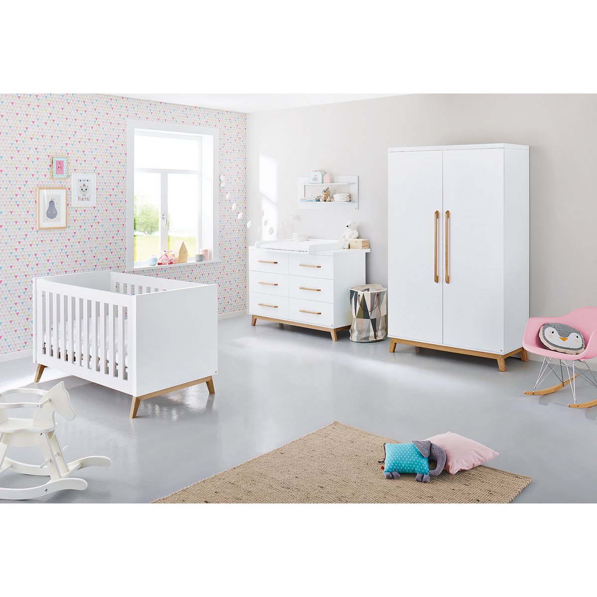 Nursery 'Riva' extra wide, incl. wall shelf
4 parts: cot bed, extra wide changing unit, 2-door wardrobe, wall shelf