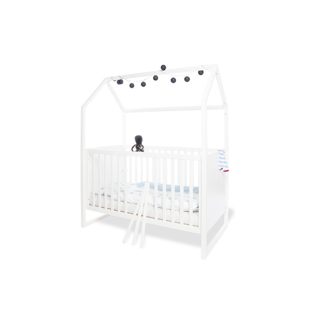 Nursery 'Hilda & Riva' extra wide, white, incl. wall shelf
4 parts: house bed, extra wide changing unit, 2-door wardrobe, wall shelf