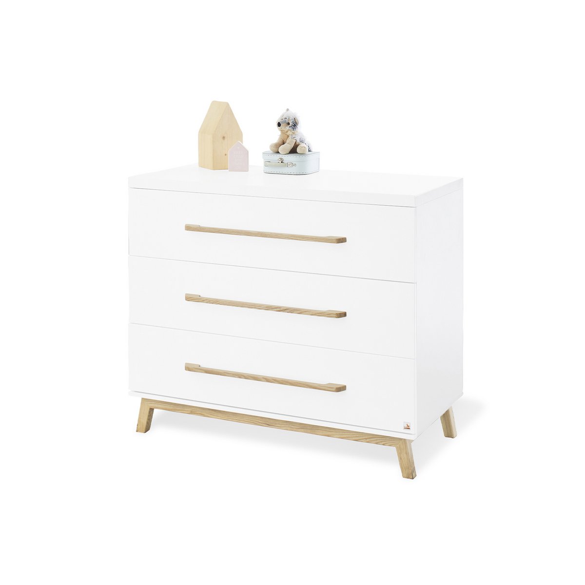 Nursery 'Hilda & Riva' wide large, white, incl. wall shelf
4 parts: house bed, wide changing unit, large wardrobe, wall shelf