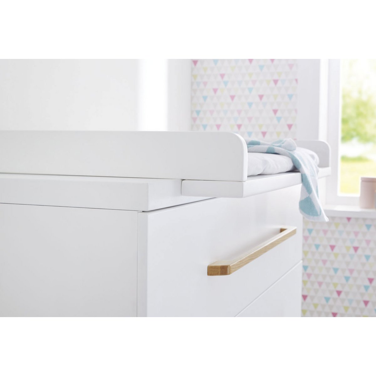 Nursery 'Riva' extra wide large, incl. wall shelf
4 parts: cot bed, extra wide changing unit, large wardrobe, wall shelf