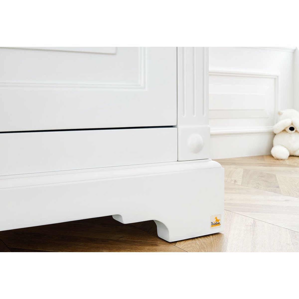 Kinderzimmer 'Emilia' breit groß, inkl. Wandregal 4-teilig: Kinderbett, breite Wickelkommode, großer Kleiderschrank, Wandregal