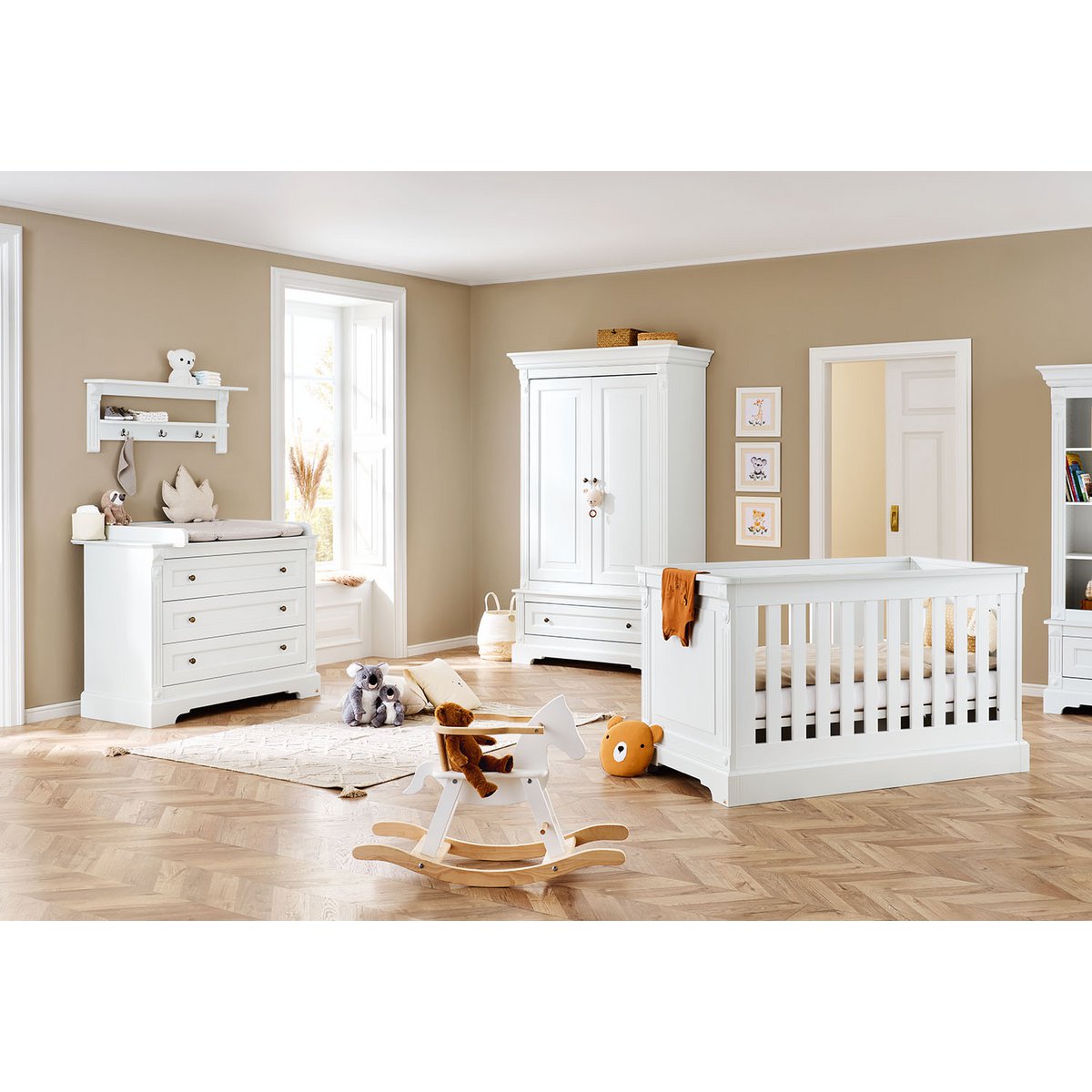 Kinderzimmer 'Emilia' breit, inkl. Wandregal 4-teilig: Kinderbett, breite Wickelkommode, 2-türiger Kleiderschrank, Wandregal