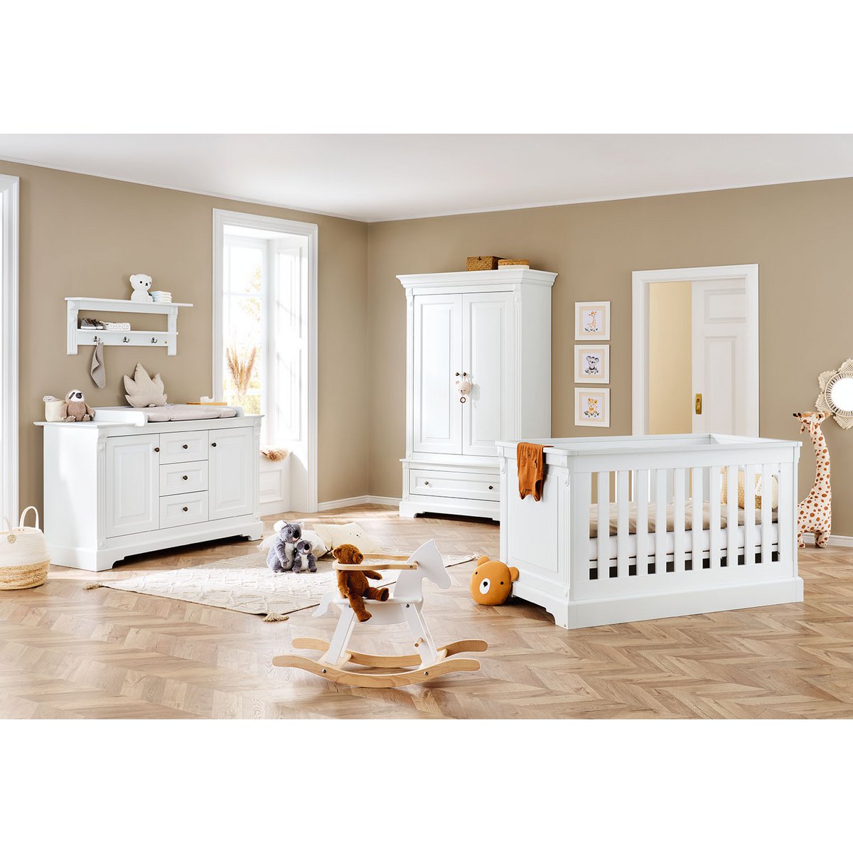 Kinderzimmer 'Emilia' extrabreit, inkl. Wandregal 4-teilig: Kinderbett, extra breite Wickelkommode, 2-türiger Kleiderschrank, Wandregal