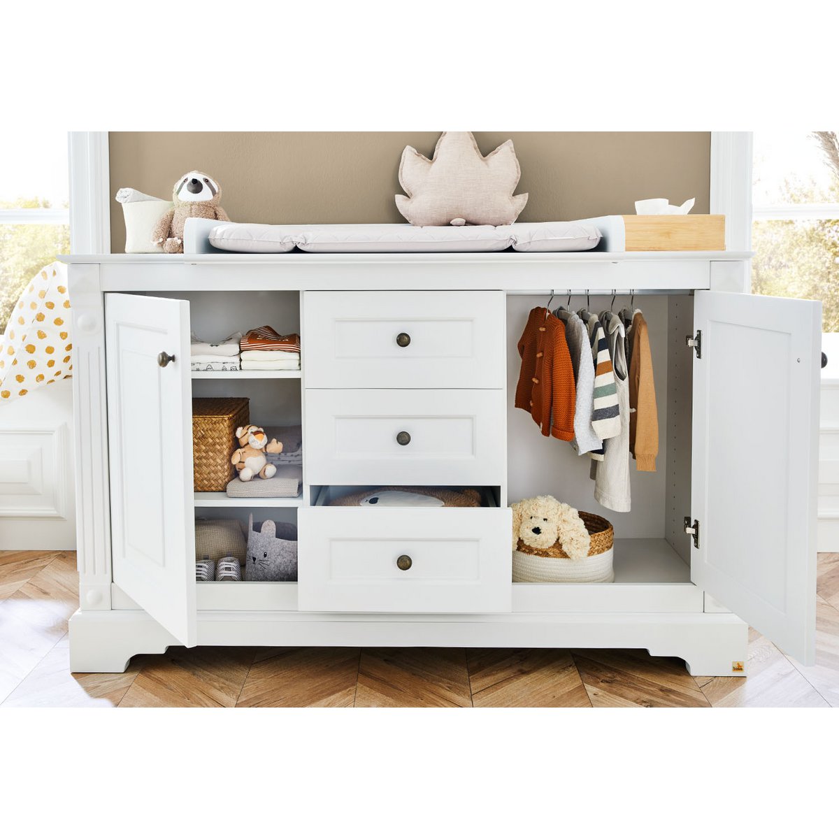Kinderzimmer 'Emilia' extra breit groß, inkl. Wandregal 4-teilig: Kinderbett, extra breite Wickelkommode, großer Kleiderschrank, Wandregal