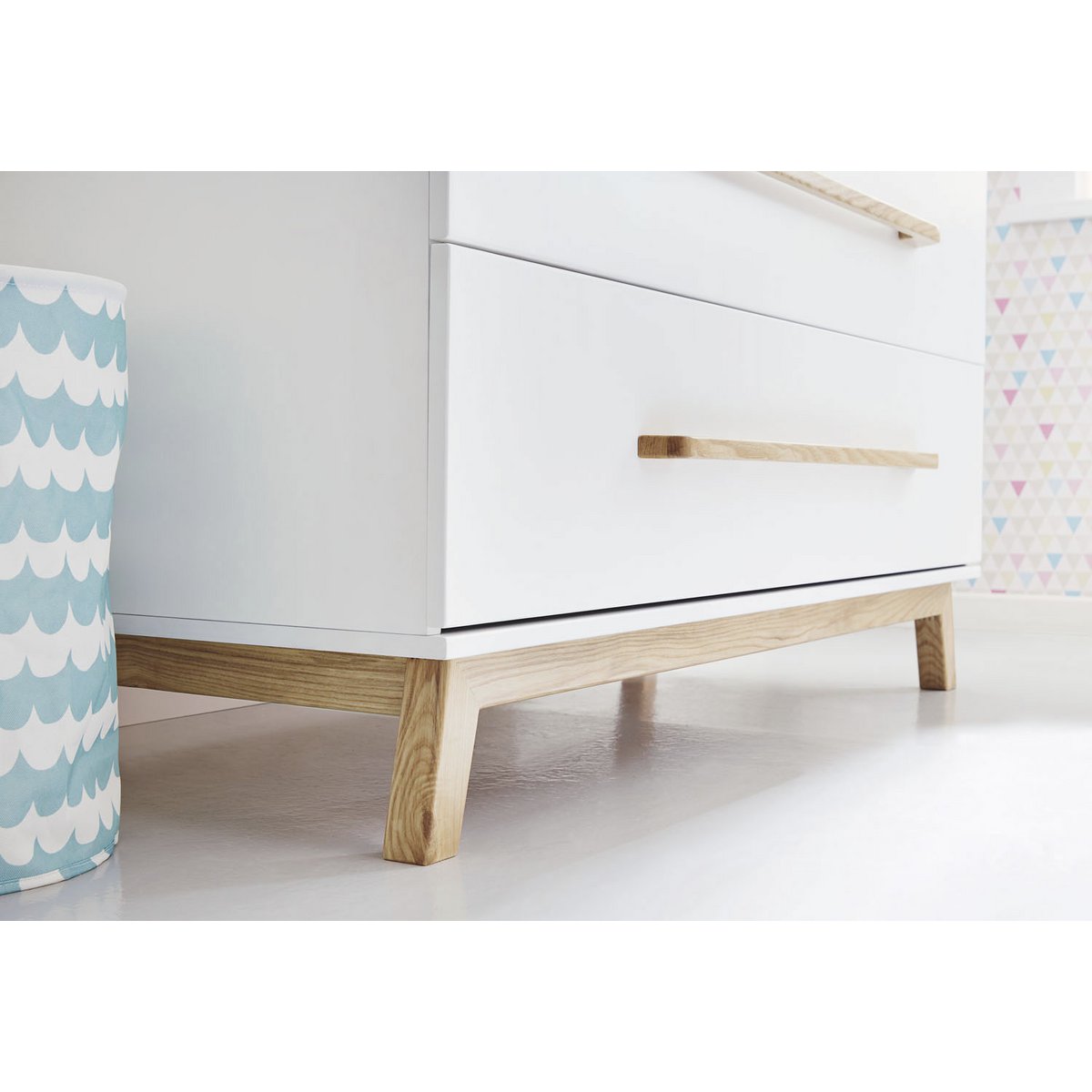 Nursery 'Riva' extra wide, incl. wall shelf
4 parts: cot bed, extra wide changing unit, 2-door wardrobe, wall shelf