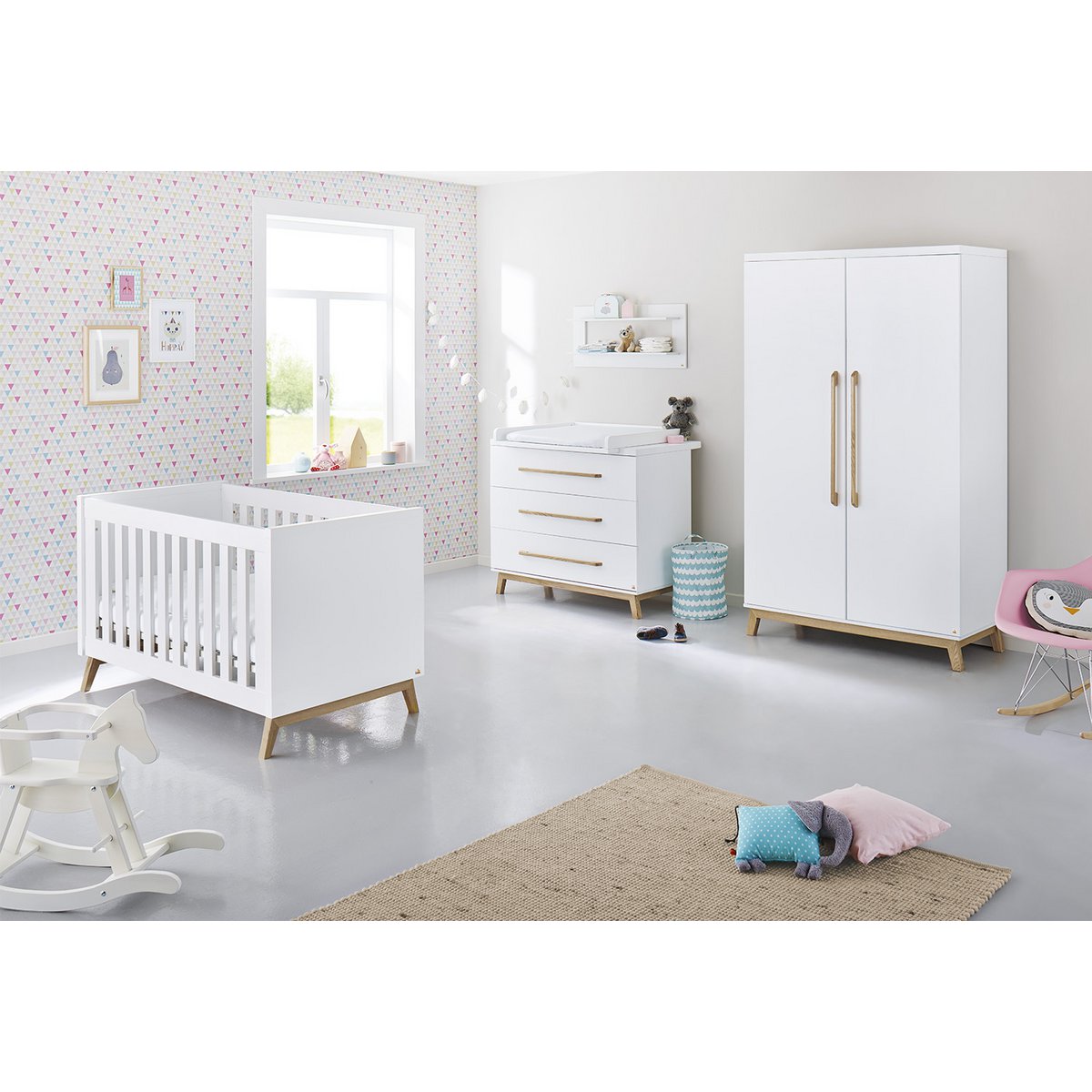 Nursery 'Riva' wide, incl. wall shelf
4 parts: cot bed, wide changing unit, 2-door wardrobe, wall shelf