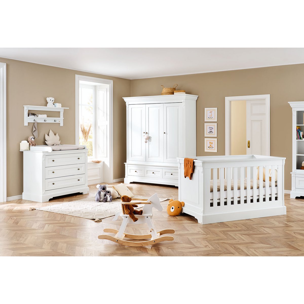 Kinderzimmer 'Emilia' breit groß, inkl. Wandregal 4-teilig: Kinderbett, breite Wickelkommode, großer Kleiderschrank, Wandregal